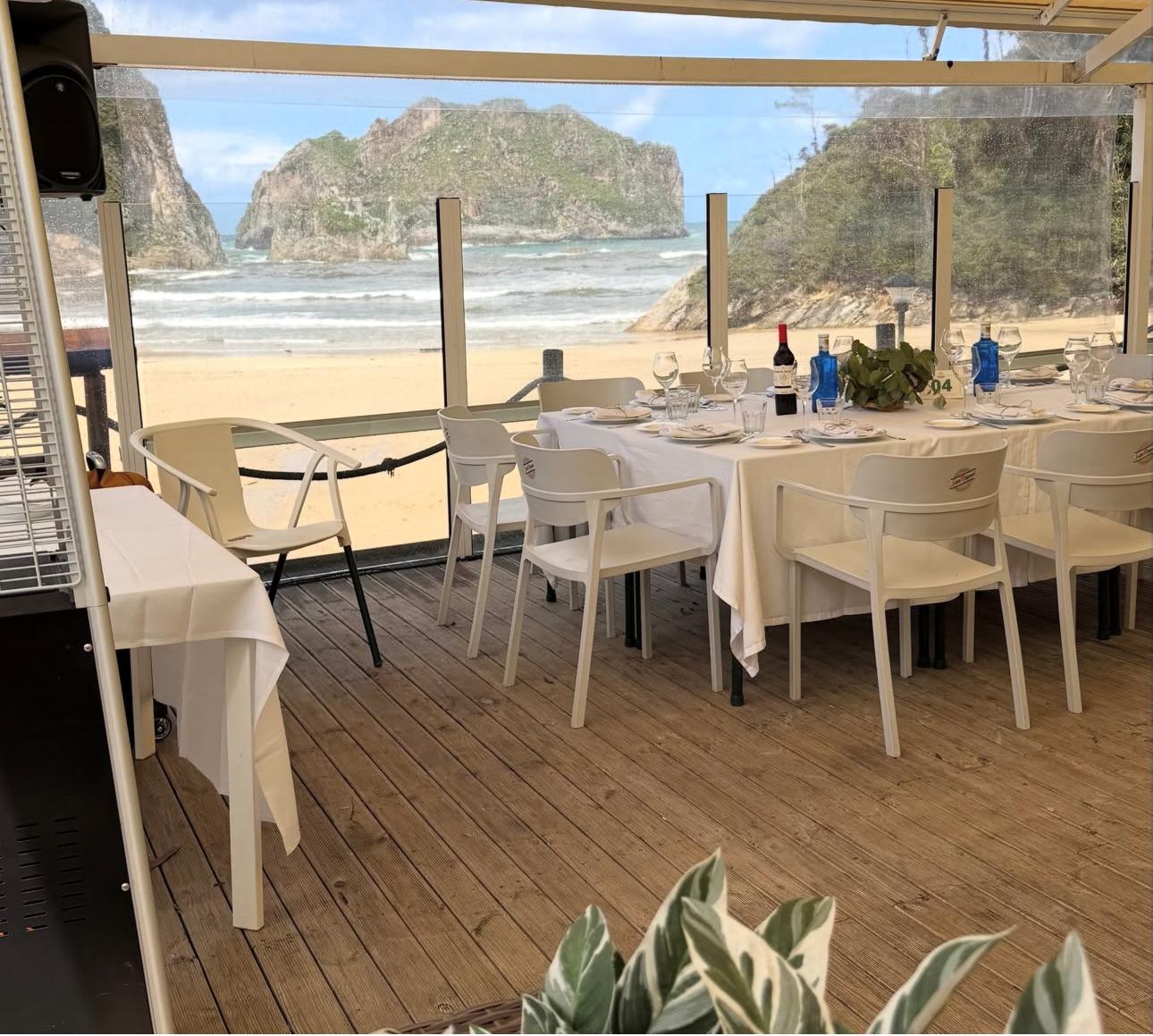 Mesa montada en la terraza, con vistas al mar