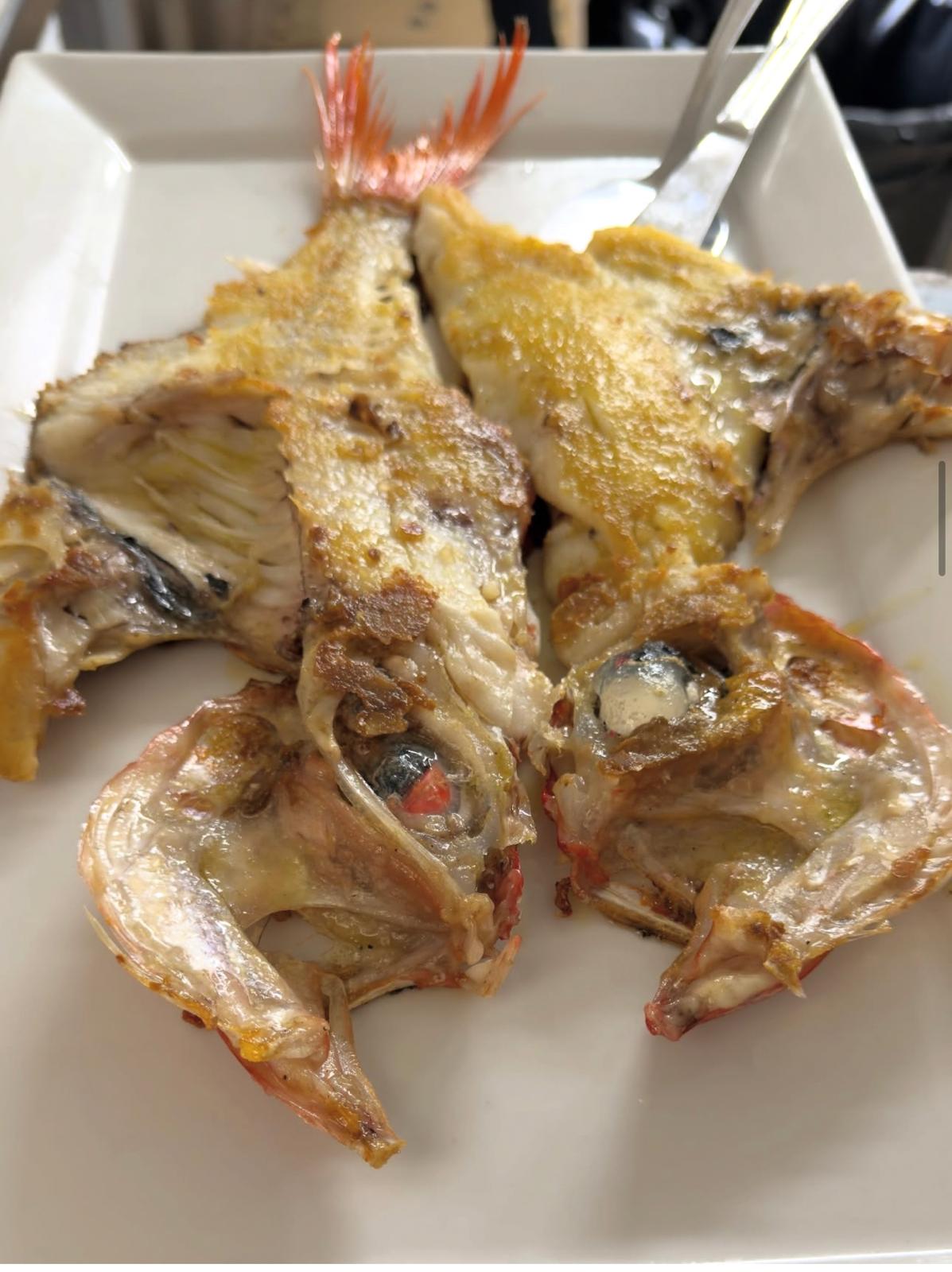 Pescado del día a la espalda, recién hecho