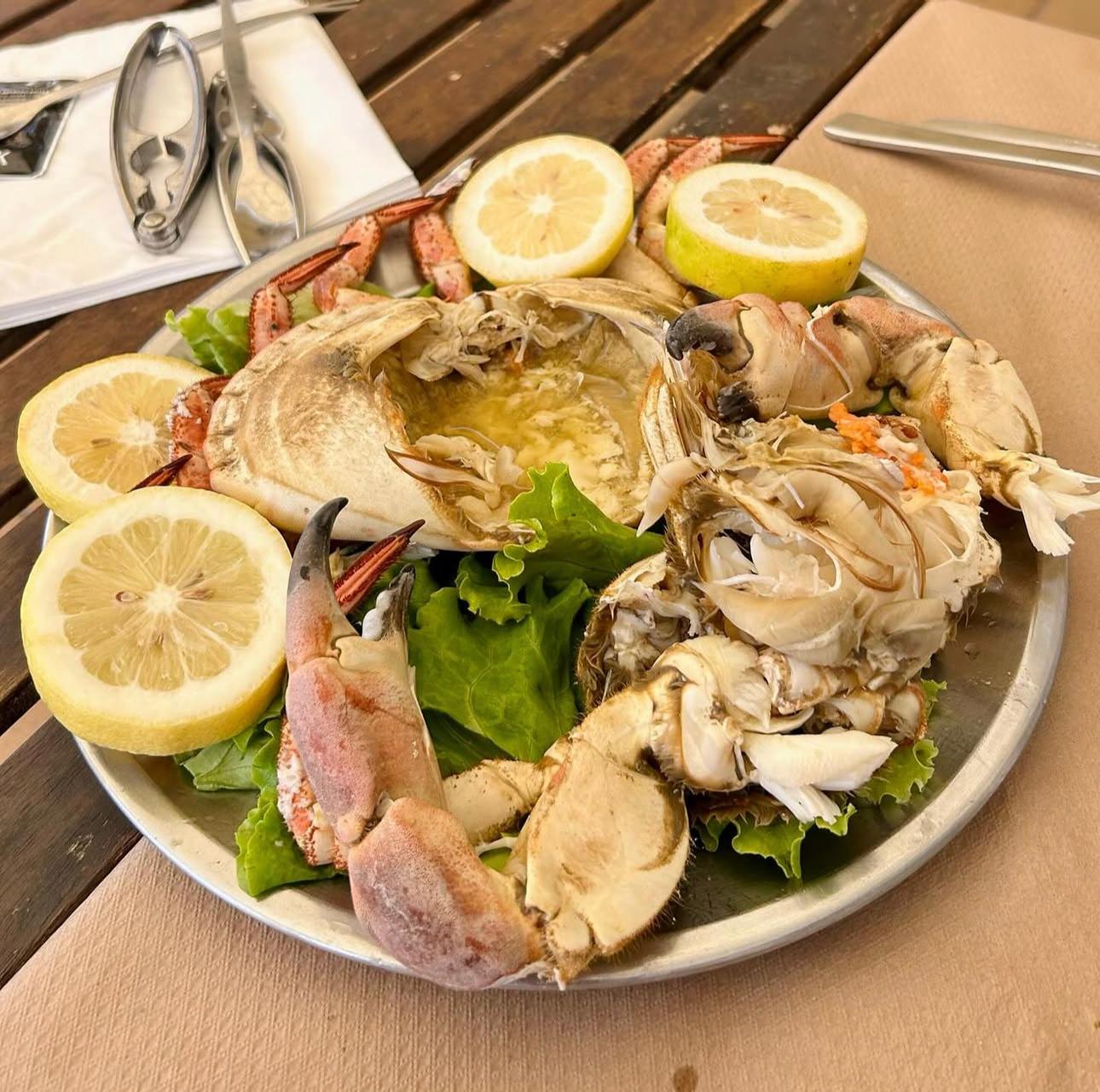 Centollo y nécoras servidas con limón