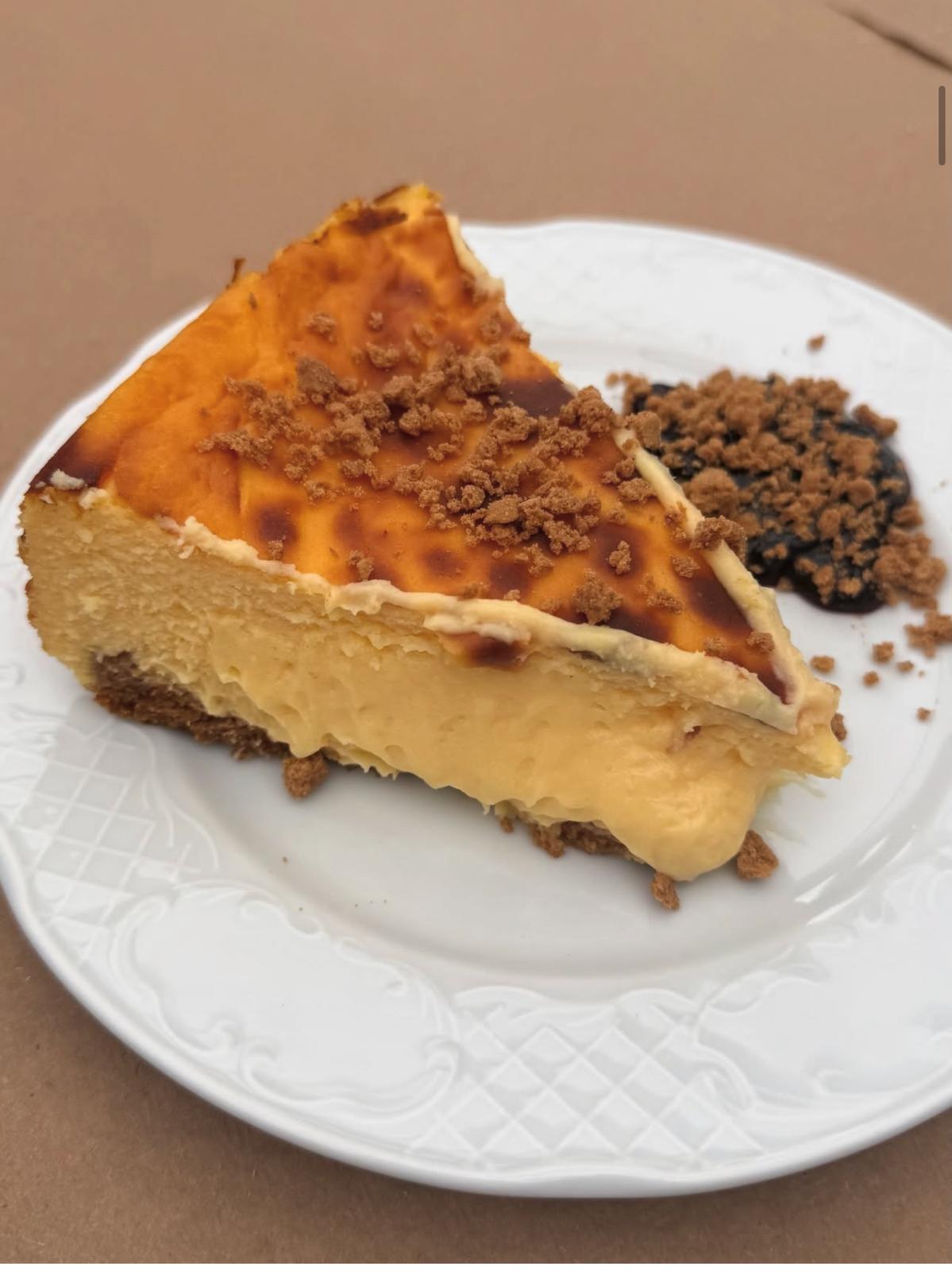 Tarta de queso casera recién horneada