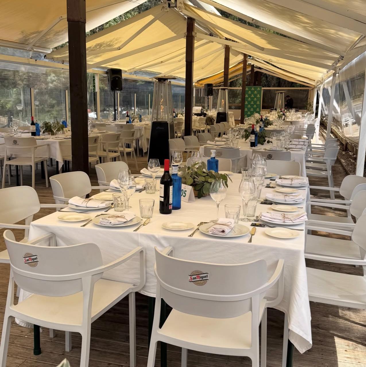 Sala de la terraza con mesas montadas y calentadores